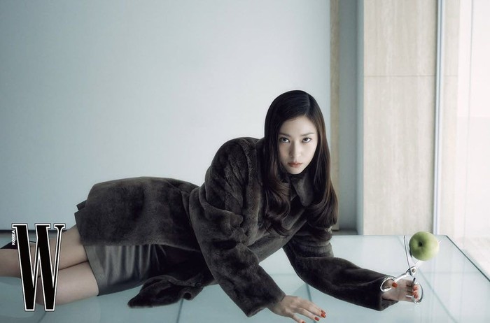 Krystal Jung merasa dirinya yang sekarang justru lebih berhati-hati dibanding ketika masih muda. Ia lebih sering mengkhawatirkan hal-hal kecil, meski di saat yang sama masih menyimpan sisi dirinya yang bebas dan ingin melakukan banyak hal./ Foto: W Korea