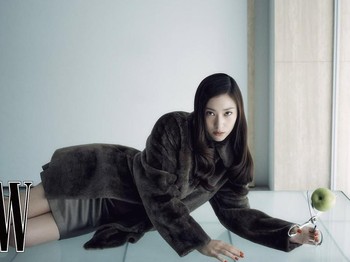 Krystal Jung merasa dirinya yang sekarang justru lebih berhati-hati dibanding ketika masih muda. Ia lebih sering mengkhawatirkan hal-hal kecil, meski di saat yang sama masih menyimpan sisi dirinya yang bebas dan ingin melakukan banyak hal./ Foto: W Korea