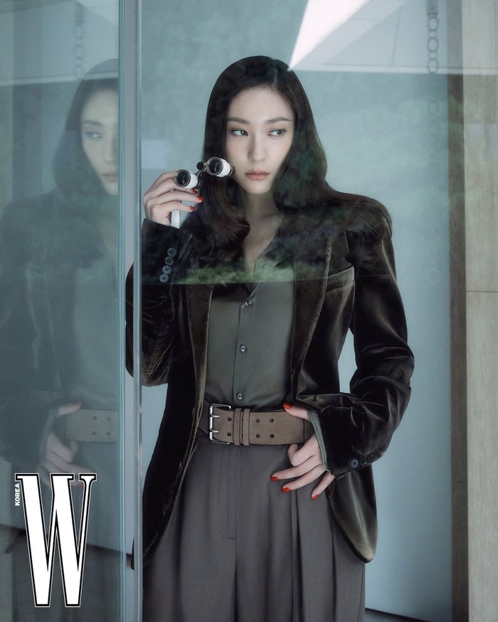 Krystal Jung tampil mengenakan textured dress hitam dan leather belt dalam pemotretan terbarunya bersama W Korea. Dalam sesi interview-nya, ia mengaku belajar banyak tentang kehidupan dari karakternya di Mad Concrete Dreams, Jeon Yi Gyeong./ Foto: W Korea