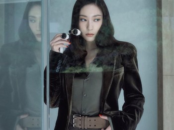 Krystal Jung tampil mengenakan textured dress hitam dan leather belt dalam pemotretan terbarunya bersama W Korea. Dalam sesi interview-nya, ia mengaku belajar banyak tentang kehidupan dari karakternya di Mad Concrete Dreams, Jeon Yi Gyeong./ Foto: W Korea