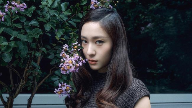 Intip Pesona Krystal Jung di Pemotretan W Korea, Pancarkan Keanggunan Berkelas