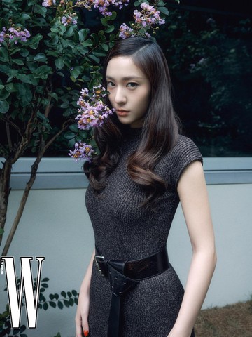 Intip Pesona Krystal Jung di Pemotretan W Korea, Pancarkan Keanggunan Berkelas