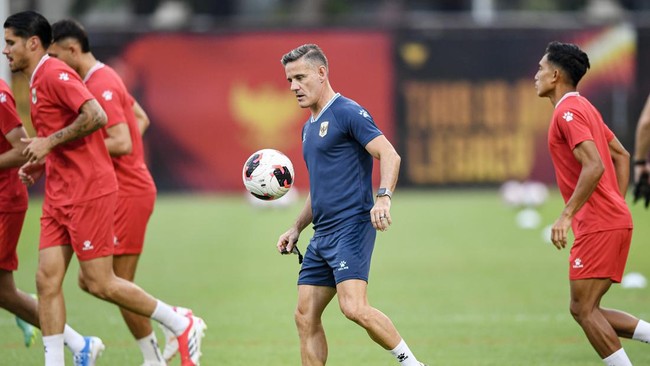 John Herdman meminta kepada suporter Timnas Indonesia untuk tetap tenang soal prestasi Garuda.