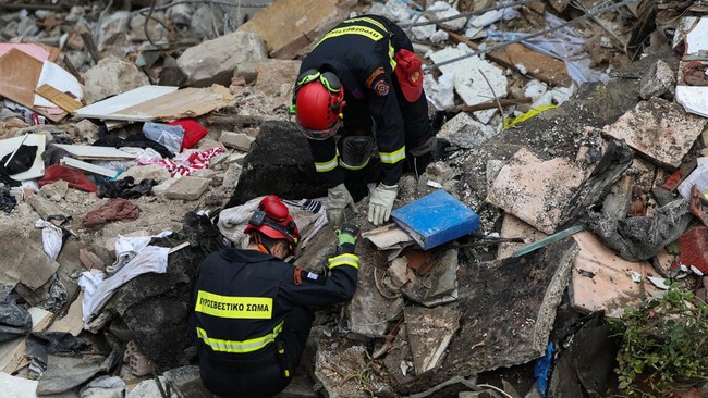 Emergency personnel search for survivors in the rubble of a building that partially collapsed following an explosion in the Plaka area, which is popular with tourists, in central Athens, Greece, September 26, 2026. REUTERS/Stelios Misinas
