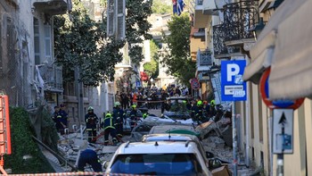 Emergency personnel work at the site where an old building partially collapsed following an explosion, at the touristy Plaka area in central Athens, Greece, September 25, 2026. REUTERS/Louisa Gouliamaki