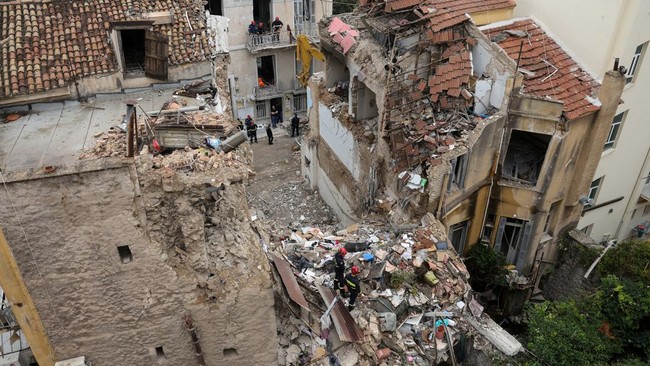 Emergency personnel search for survivors in the rubble of a building that partially collapsed following an explosion in the Plaka area, which is popular with tourists, in central Athens, Greece, September 26, 2026. REUTERS/Stelios Misinas