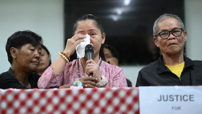 Mary Jane Veloso (C) flanked by her father Cesar (R) and mother Celia (L), wipes tears during a press conference inside a school campus in Quezon City suburban Manila on September 26, 2026, a day after she was released from the correctional instituti