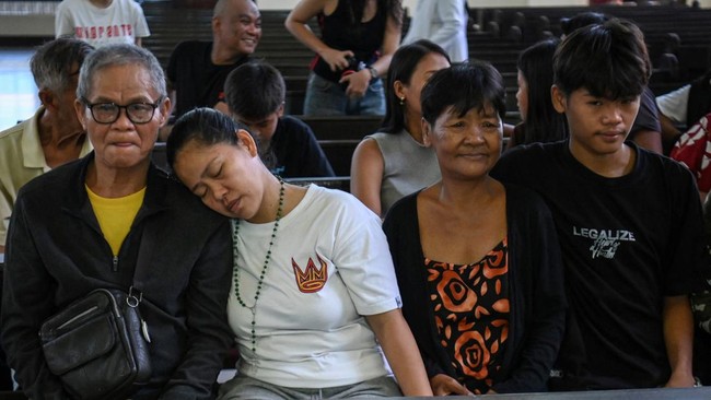Mary Jane Veloso (2nd L) is reunited with her parents and children inside a church at a school campus in Quezon City suburban Manila on September 26, 2026, a day after she was released from the Correctional Institution for Women (CIW)after authoritie