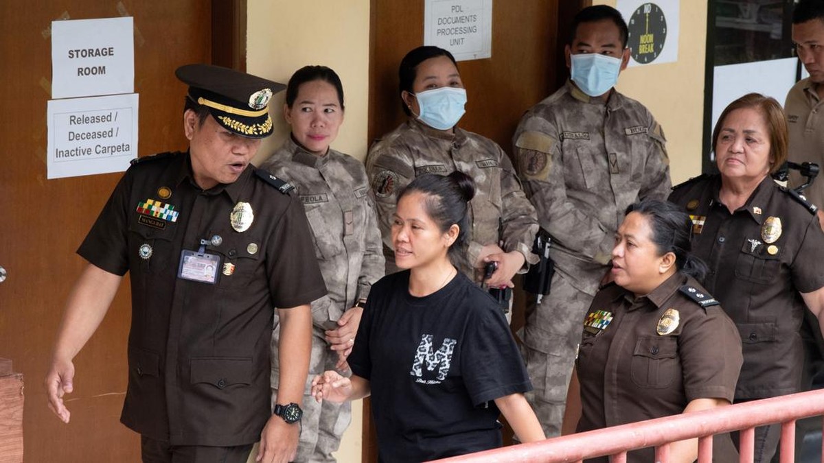 Mary Jane Veloso (front C) is escorted by prison officials at the Correctional Institution for Women in Manila on December 18, 2024. Mary Jane Veloso, a Filipina who spent nearly 15 years on Indonesia's death row landed in Manila on December 18 morni