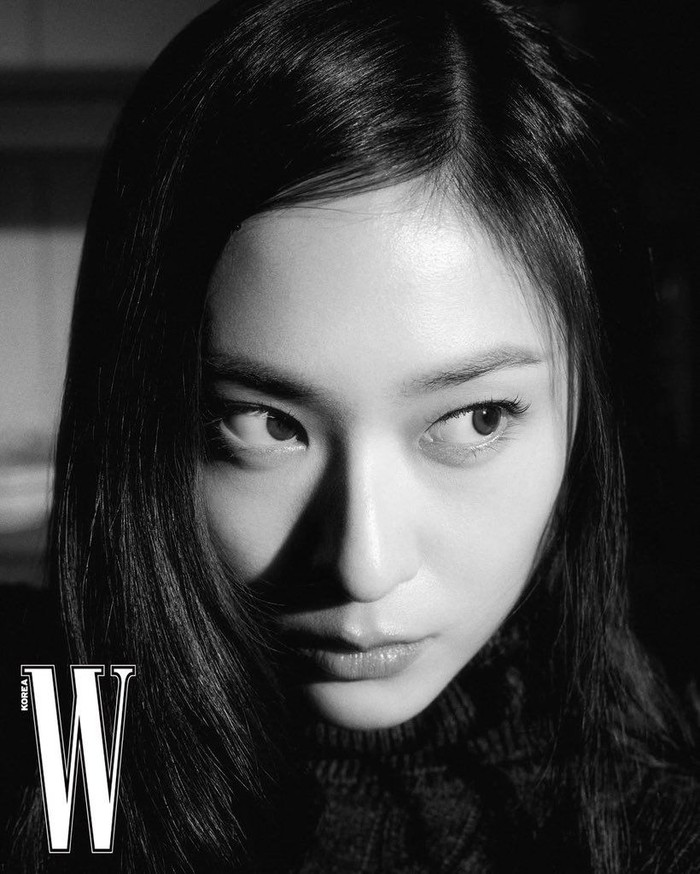 Menjadi trainee sejak muda ternyata menjadi salah satu keputusan terbesar dalam hidup Krystal Jung. Saat usia 12 tahun, ia belum memahami seberapa besar pilihan tersebut akan memengaruhi perjalanan hidup dan kariernya hingga sekarang./ Foto: W Korea