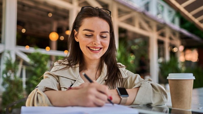 3 Ciri Kepribadian Orang yang Lebih Suka Membuat Catatan dengan Tulisan Tangan Menurut Psikologi