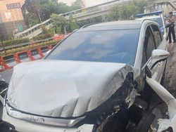 Mobil Listrik Ringsek Usai Tabrak Lampu Jalan hingga Trotoar di Jl Gatsu Jaksel