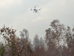 Tim Slog Polri Bantu Padamkan Karhutla di OKI dengan Drone dan Cairan X-Fire