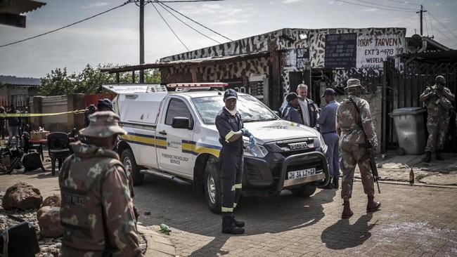 Members of South Africa's Forensic Pathology Service and South African National Defence Force (SANDF) inspect and secure the scene where gunmen armed with assault rifles stormed a bar in Johannesburg on September 27, 2026. Gunmen killed at least 27 p