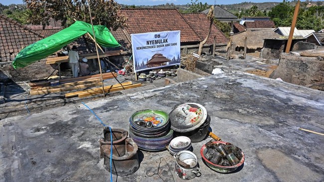 Warga menyiapkan kayu untuk tiang bangunan rumah adat pascakebaran di Desa adat Sade, Rembitan, Kecamatan Pujut, Praya, Lombok Tengah, NTB, Jumat (4/9/2026). Warga Kampung Adat Sade mulai membangun kembali rumah adat dan Masjid Sade pascakebakaran ya