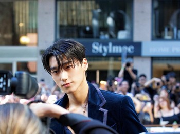 Sebagai global ambassador merek mewah tersebut, San memang sudah beberapa kali berpartisipasi dalam acara mode yang diselenggarakan oleh Dolce & Gabbana, Beauties./ Foto: instagram.com/choi3san