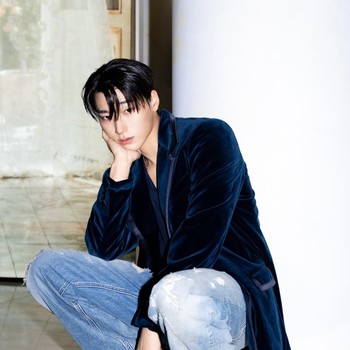 Intip Gaya San ATEEZ Saat Menghadiri Dolce & Gabbana Spring/Summer 2027 Fashion Show