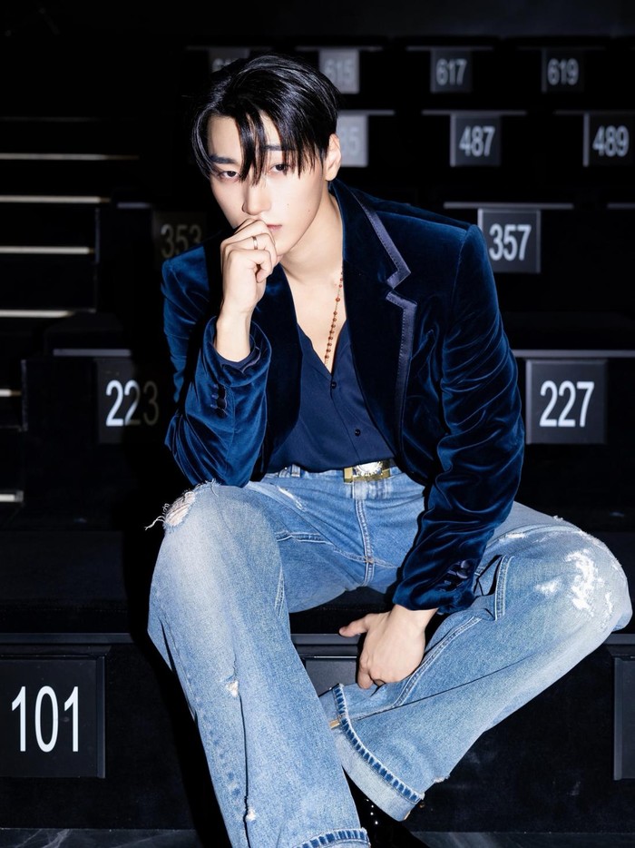 Tampil keren dan modis, San terlihat memakai outfit yang didominasi warna biru seperti biru muda untuk denim pants-nya hingga navy blue untuk blazer hingga inner yang dipakainya./ Foto: instagram.com/choi3san