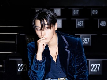 Tampil keren dan modis, San terlihat memakai outfit yang didominasi warna biru seperti biru muda untuk denim pants-nya hingga navy blue untuk blazer hingga inner yang dipakainya./ Foto: instagram.com/choi3san