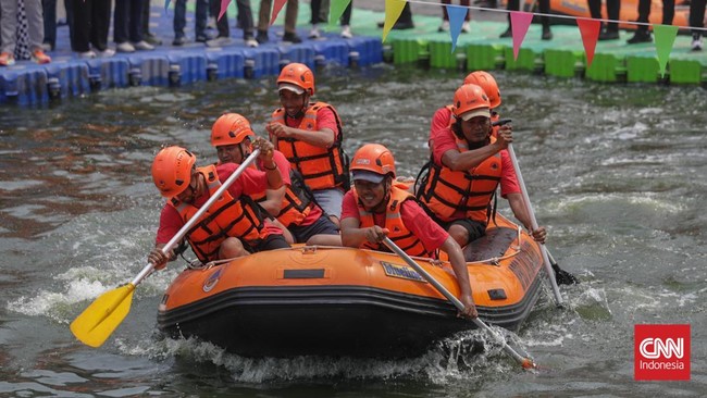 Sejumlah peserta mengikuti Lomba Dayung Pasar Baru Piala Walikota Jakpus 2026 di Anak Kali Ciliwung, Sawah Besar, Jakarta, Minggu (27/9). (CNN Indonesia/Febria Adha L)