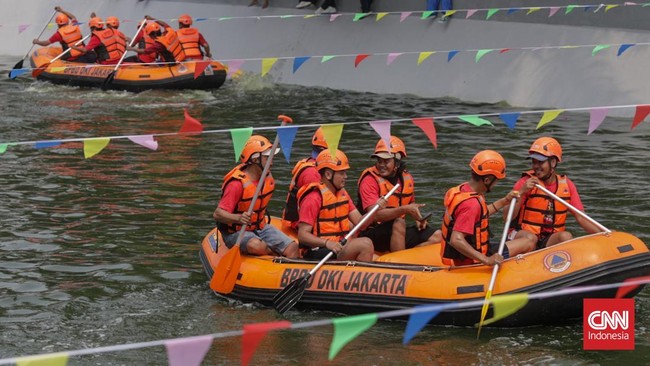 Sejumlah peserta mengikuti Lomba Dayung Pasar Baru Piala Walikota Jakpus 2026 di Anak Kali Ciliwung, Sawah Besar, Jakarta, Minggu (27/9). (CNN Indonesia/Febria Adha L)
