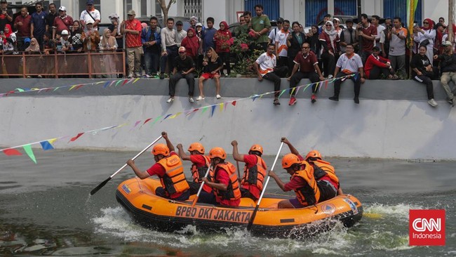Sejumlah peserta mengikuti Lomba Dayung Pasar Baru Piala Walikota Jakpus 2026 di Anak Kali Ciliwung, Sawah Besar, Jakarta, Minggu (27/9). (CNN Indonesia/Febria Adha L)
