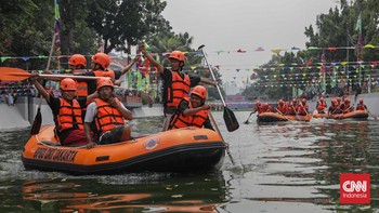 Sejumlah peserta mengikuti Lomba Dayung Pasar Baru Piala Walikota Jakpus 2026 di Anak Kali Ciliwung, Sawah Besar, Jakarta, Minggu (27/9). (CNN Indonesia/Febria Adha L)