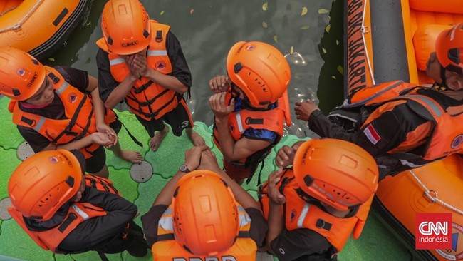 Sejumlah peserta mengikuti Lomba Dayung Pasar Baru Piala Walikota Jakpus 2026 di Anak Kali Ciliwung, Sawah Besar, Jakarta, Minggu (27/9). (CNN Indonesia/Febria Adha L)