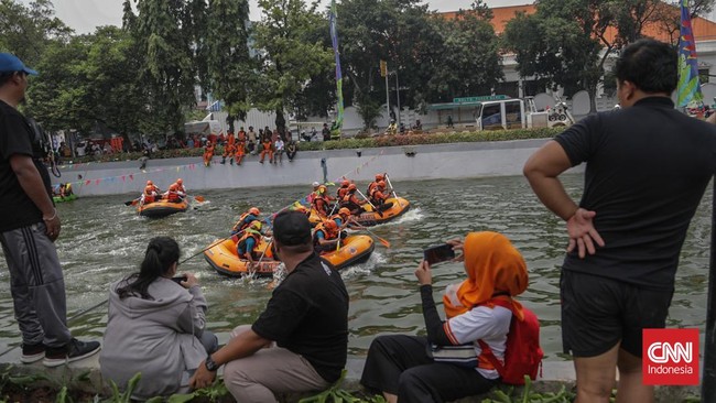 Sejumlah peserta mengikuti Lomba Dayung Pasar Baru Piala Walikota Jakpus 2026 di Anak Kali Ciliwung, Sawah Besar, Jakarta, Minggu (27/9). (CNN Indonesia/Febria Adha L)