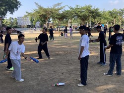 Ratusan Siswa SMK di Klungkung Latihan Juggling Botol di Tengah CFD