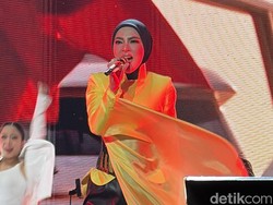 Aksi Full Gimmick Syahrini di Pestapora 2026 Benar-benar Sesuatu!
