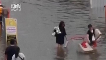 Warga Bangkok Terjang Banjir Demi Beli Kebutuhan Pokok