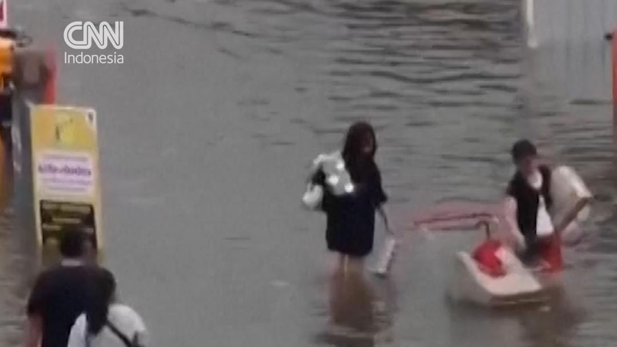 Warga Bangkok Terjang Banjir Demi Beli Kebutuhan Pokok