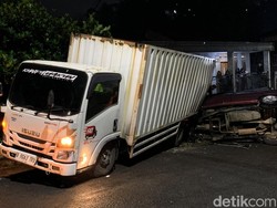 Truk Pengangkut Galon Tak Kuat Nanjak, Kijang di Dago Ringsek