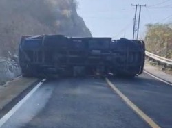 Truk Tangki NasDem Bone Bolango Terguling Saat Bawa Bantuan Air