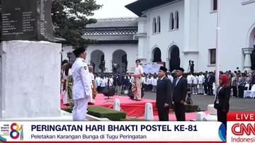 Hari Bhakti Postel: Wamen Angga Raka Letakkan Bunga di Tugu Peringatan