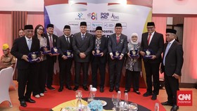 Puncak peringatan Hari Bhakti Pos dan Telekomunikasi (Postel) ke-81 digelar di Kantor Pusat PT Pos Indonesia, Kota Bandung, pada Minggu (27/9). Dalam perayaan tahun ini, salah satu rangkaiannya yakni pemberian apresiasi dan penghargaan kepada sejumla