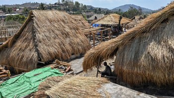 Warga menyiapkan rangka atap dari bambu untuk bangunan rumah adat pascakebaran di Kampung adat Sade, Desa Rembitan, Kecamatan Pujut, Praya, Lombok Tengah, NTB, Sabtu (26/9/2026). Warga terdampak kebakaran di Kampung adat Sade mulai membangun kembali