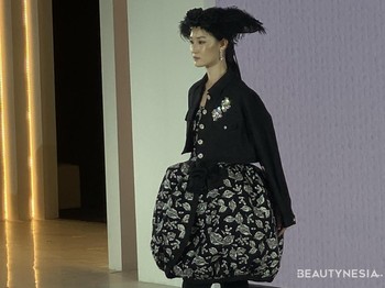 Peragaan Kanvas Budaya: Satu Napas membawa pesan bahwa warisan budaya tidaklah dimaksudkan untuk tertinggal di masa lalu. Ia berevolusi, bertransformasi, dan terus hidup./Foto: Beautynesia/Nadya Quamila