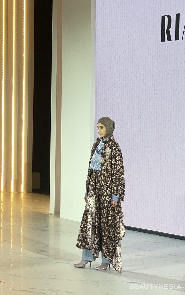 Kanvas Budaya: Satu Napas menjadi wadah bagi desainer IFDC dalam memaknai ulang kekayaan warisan Batik Kudus melalui mode kontemporer dan denim./Foto: Beautynesia/Nadya Quamila