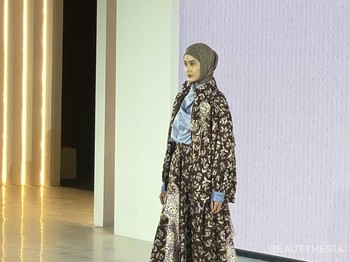 Kanvas Budaya: Satu Napas menjadi wadah bagi desainer IFDC dalam memaknai ulang kekayaan warisan Batik Kudus melalui mode kontemporer dan denim./Foto: Beautynesia/Nadya Quamila