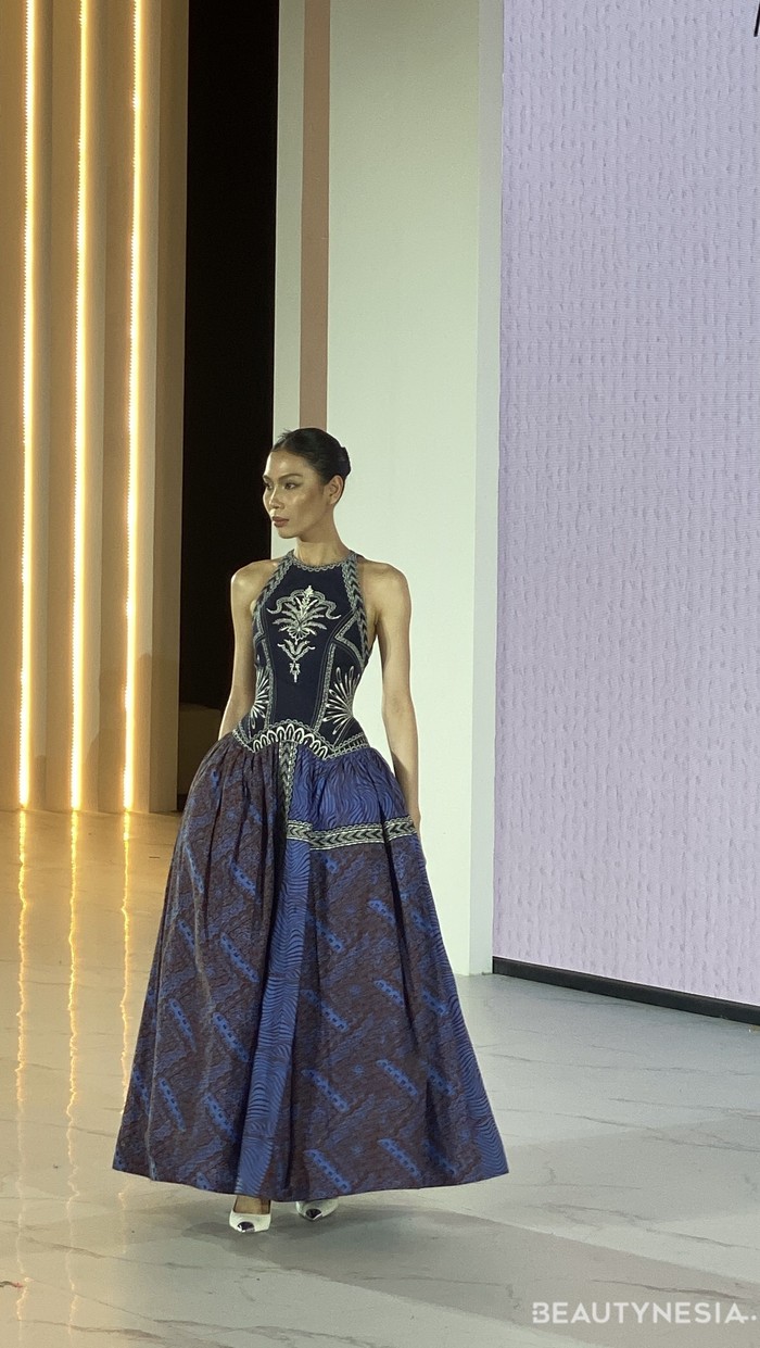 Didukung oleh Bakti Budaya Djarum Foundation, tahun ini, 23 desainer IFDC memadukan Batik Kudus (teknik cap) dengan denim, menciptakan dialog antara tradisi dan modernitas./Foto: Beautynesia/Nadya Quamila