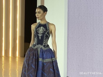 Didukung oleh Bakti Budaya Djarum Foundation, tahun ini, 23 desainer IFDC memadukan Batik Kudus (teknik cap) dengan denim, menciptakan dialog antara tradisi dan modernitas./Foto: Beautynesia/Nadya Quamila