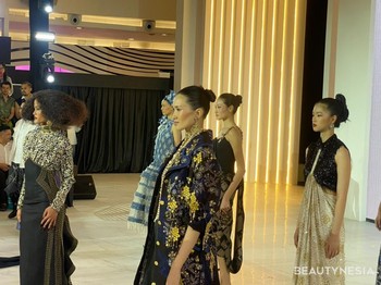 23 desainer tersebut adalah Adeline Esther, Andreas Odang, Carmanita, Chossy Latu, Danny Satriadi, Denny Wirawan, Didi Budiardjo, Eddy Betty, Era Soekamto, Eridani, Ghea Panggabean, Hian Tjen, Ivan Gunawan, Liliana Lim, Mel Ahyar, Priyo Oktaviano, Rama Dauhan, Ria Miranda, Sebastian Gunawan, Wilsen Willim, Yogie Pratama, Yongki Budisutisna, dan Yosafat Dwi Kurniawan./Foto: Beautynesia/Nadya Quamila
