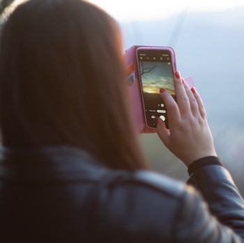 4 Ciri Kepribadian Orang yang Suka Foto Langit, Sentimental hingga Romantis