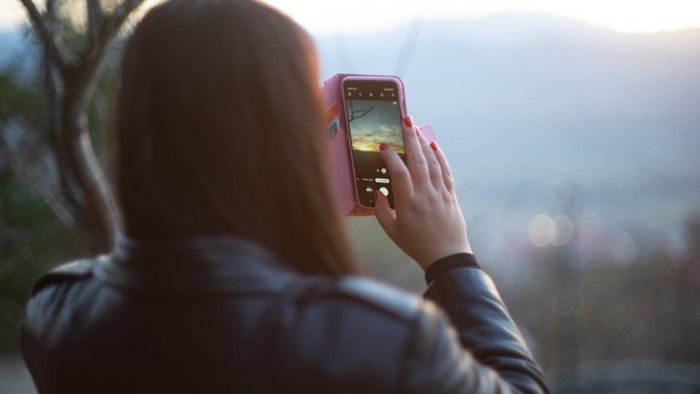 4 Ciri Kepribadian Orang yang Suka Foto Langit, Sentimental hingga Romantis