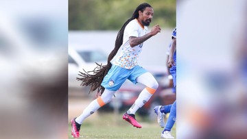 Rambut Super Panjang Pemain Ini Dijambak 2 Lawan, Kartu Merah Melayang