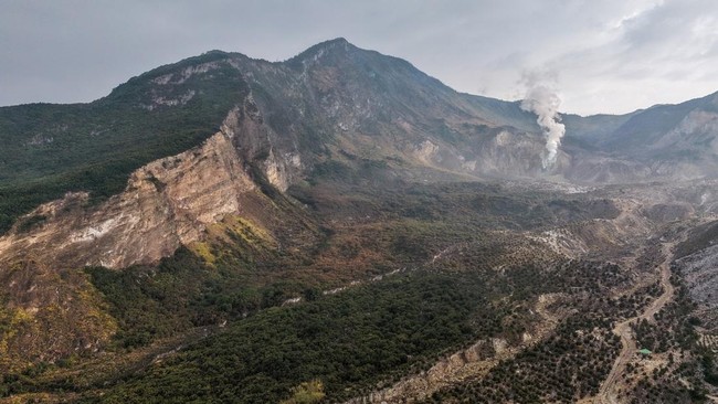 Foto udara kawah Gunung Papandayan di Cisurupan, Kabupaten Garut, Jawa Barat, Minggu (27/9/2026). Badan Geologi Kementerian Energi dan Sumber Daya Mineral (ESDM) tengah menganalisis munculnya fenomena alam api biru di Kawah Gunung Papandayan yang dil