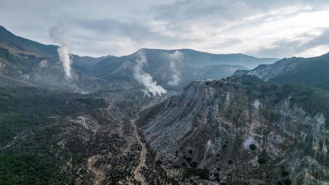 Foto udara kawah Gunung Papandayan di Cisurupan, Kabupaten Garut, Jawa Barat, Minggu (27/9/2026). Badan Geologi Kementerian Energi dan Sumber Daya Mineral (ESDM) tengah menganalisis munculnya fenomena alam api biru di Kawah Gunung Papandayan yang dil