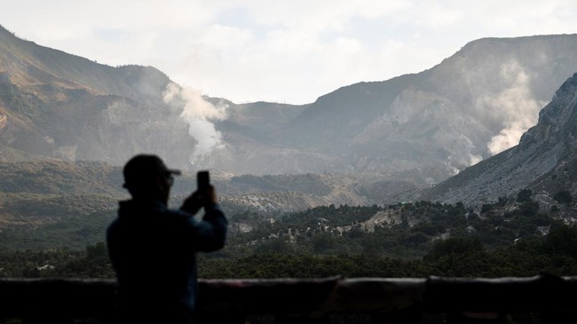 Petugas memantau aktivitas kawah Gunung Papandayan di Cisurupan, Kabupaten Garut, Jawa Barat, Minggu (27/9/2026). Badan Geologi Kementerian Energi dan Sumber Daya Mineral (ESDM) tengah menganalisis munculnya fenomena alam api biru di Kawah Gunung Pap